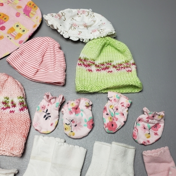 baby girls mixed bundle of 18 socks, hats, mittens - Picture 5 of 8
